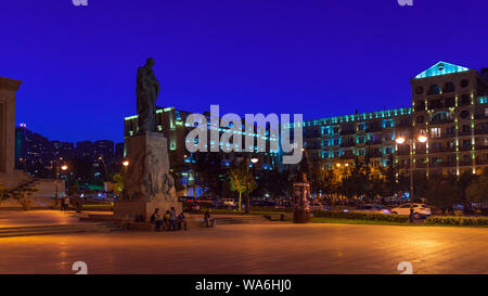 Baku, Azerbaïdjan 17 août 2019 Monument au poète Mohammad nuit Fisouli Banque D'Images