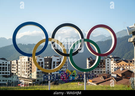 La Russie, Sotchi - Juillet 4, 2019 : anneaux olympiques dans village olympique de Rosa Khutor. Banque D'Images