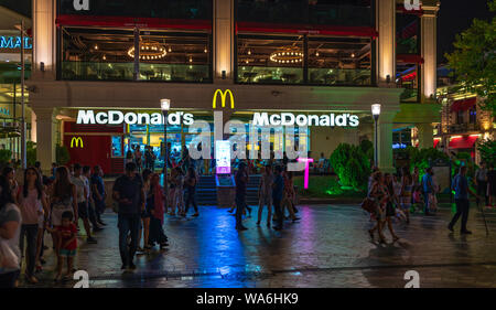 Baku, Azerbaïdjan 17 août 2019 MCDONALD'S à la place de la Fontaine Banque D'Images