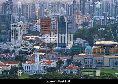 Vue depuis le SkyPark de Marina Bay Sands Hotel sur le quartier municipal de l'époque coloniale, la rivière Singapour et des tours d'appartements, Singapour Banque D'Images