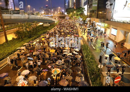 Hong Kong, Chine. 18 août 2019. Protestation contre l'extradition de Hong Kong. Des centaines de milliers de manifestants défilent dans les routes principales de l'île de Hong Kong. Crédit : David Coulson/Alamy Live News Banque D'Images