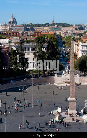 La Piazza del Popolo avec obélisque égyptien et Saint Peter's Church dans l'arrière-plan, vue de la colline du Pincio, Rome, Italie Banque D'Images