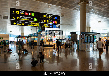 Barcelone, Espagne. Août 2019 : Les passagers en transit au Terminal 2 de l'aéroport international de Barcelone. Banque D'Images