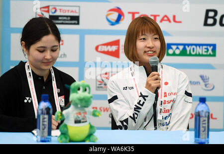 Bâle, Suisse. 18 août 2019. Nozomi Okuhara (R) du Japon parle au cours de la conférence de presse d'avant match des Championnats du Monde 2019 de Badminton . Source : Xinhua/Alamy Live News Banque D'Images