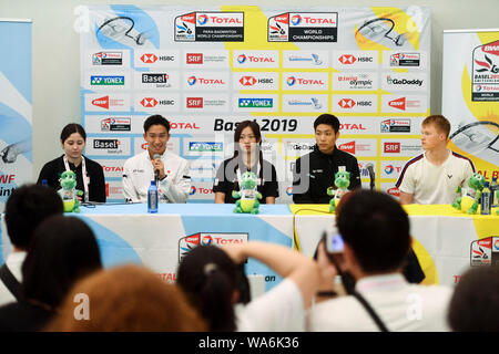 Bâle, Suisse. 18 août 2019. Kento Momota (2L) du Japon parle au cours de la conférence de presse d'avant match des Championnats du Monde 2019 de Badminton . Source : Xinhua/Alamy Live News Banque D'Images