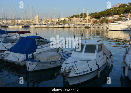 Tôt le matin de voir des bateaux amarrés dans le club nautique Javea Javea, Yacht Club, sur la Costa Blanca, Alicante, province de Valence en Espagne. Banque D'Images