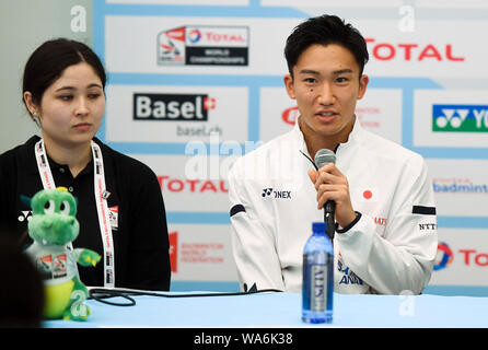 Bâle, Suisse. 18 août 2019. Kento Momota (R) du Japon parle au cours de la conférence de presse d'avant match des Championnats du Monde 2019 de Badminton . Source : Xinhua/Alamy Live News Banque D'Images