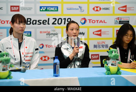 Bâle, Suisse. 18 août 2019. Huang Yaqiong (C) de la Chine parle au cours de la conférence de presse d'avant match des Championnats du Monde 2019 de Badminton . Source : Xinhua/Alamy Live News Banque D'Images