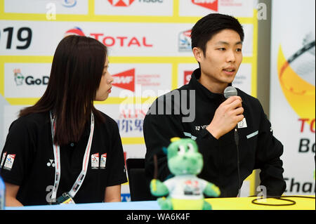 Bâle, Suisse. 18 août 2019. Chou Tien Chen (R) du Taipei chinois parle au cours de la conférence de presse d'avant match des Championnats du Monde 2019 de Badminton . Source : Xinhua/Alamy Live News Banque D'Images