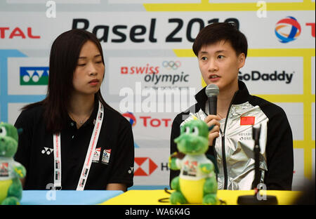 Bâle, Suisse. 18 août 2019. En plus de Chen (R) de la Chine parle au cours de la conférence de presse d'avant match des Championnats du Monde 2019 de Badminton . Source : Xinhua/Alamy Live News Banque D'Images