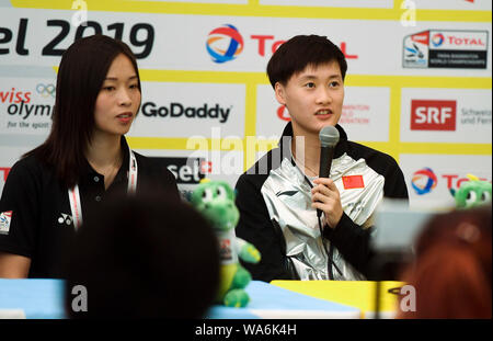 Bâle, Suisse. 18 août 2019. En plus de Chen (R) de la Chine parle au cours de la conférence de presse d'avant match des Championnats du Monde 2019 de Badminton . Source : Xinhua/Alamy Live News Banque D'Images