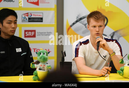 Bâle, Suisse. 18 août 2019. Anders Antonsen (R) du Danemark prend la parole lors de la conférence de presse d'avant match des Championnats du Monde 2019 de Badminton . Source : Xinhua/Alamy Live News Banque D'Images