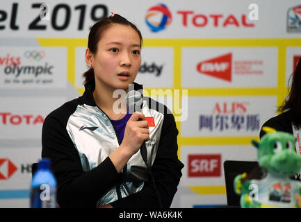 Bâle, Suisse. 18 août 2019. Huang Yaqiong parle de la Chine au cours de la conférence de presse d'avant match des Championnats du Monde 2019 de Badminton . Source : Xinhua/Alamy Live News Banque D'Images