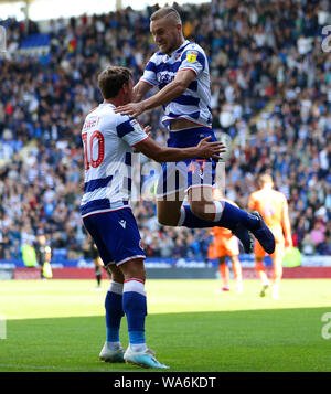 La lecture George Puscas (à droite) célèbre après avoir marqué son deuxième but de côtés pendant le match de championnat à Sky Bet le stade Madejski, lecture. Banque D'Images