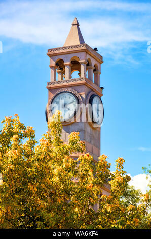 Tour de l'horloge historique contre le ciel bleu en arrière-plan Hamamonu, Ankara, Turquie Banque D'Images