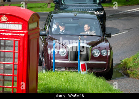 La reine Elizabeth II (à gauche, siège arrière) arrive à Crathie Kirk pour le service de l'église le dimanche avec Sophie, comtesse de Wessex et le comte de Wessex (à droite) près de Balmoral, où les membres de la famille royale sont en ce moment passer leurs vacances d'été. Banque D'Images