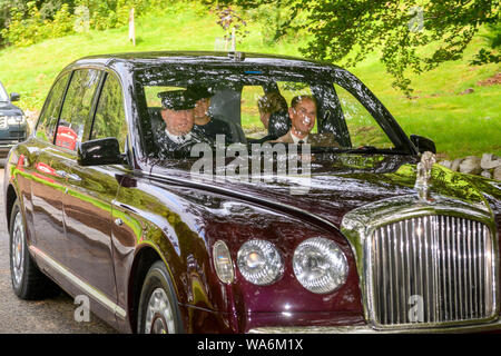 La reine Elizabeth II arrive à Crathie Kirk pour le service de l'église le dimanche avec Sophie, comtesse de Wessex et le comte de Wessex près de Balmoral, où les membres de la famille royale sont en ce moment passer leurs vacances d'été. Banque D'Images