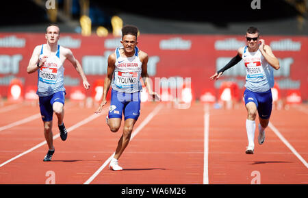 La société britannique Thomas Young (centre) sur son chemin pour gagner la Men's T35-T38 100M devant la Grande-Bretagne Final's Ross Paterson (à droite) et la société britannique Alexander Thomson lors de la Grand Prix Muller Birmingham à l'Alexander Stadium, Birmingham. Banque D'Images