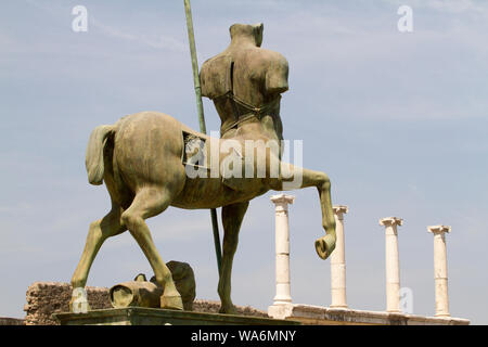 Ruines de Pompéi, vue vers le haut de la statue en bronze de Centauro par Igor Mitoraj, forum de Pompéi, ancienne ville de Pompéi, Italie, Europe avec espace de copie Banque D'Images