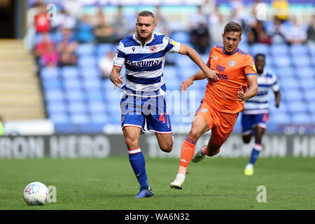 La lecture George Puscas en action avec la ville de Cardiff Callum Paterson au cours du match de championnat à Sky Bet le stade Madejski, lecture. Banque D'Images