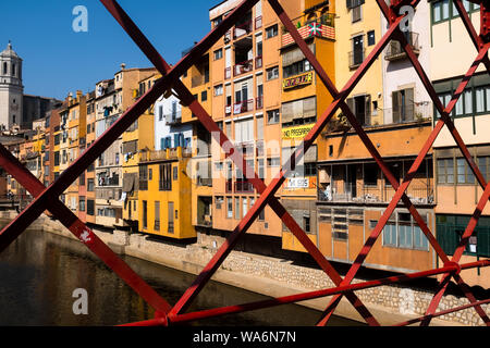 Gerona, Catalogne/Espagne 06-07-2019 : magnifique vue sur la vieille ville à la recherche à travers les formes géométriques du pont de fer (Pont de Ferro ou Pont de P Banque D'Images