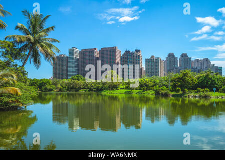 Skyline de Kaohsiung, par l'étang au parc musée Banque D'Images