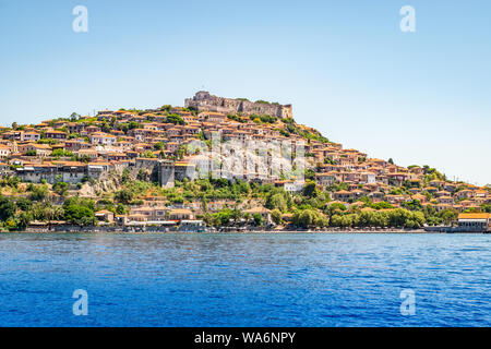 Mithymna ou Molyvos ville avec château médiéval, Lesbos (Mytilène), sur la mer Egée, en Grèce. Banque D'Images