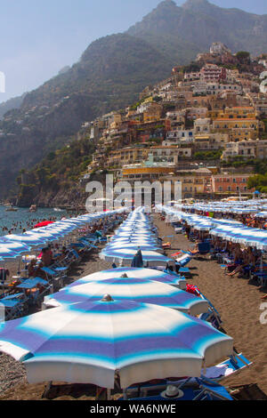 Vue sur les parasols de la plage de Positano, Alamfi Coast, Italie Banque D'Images