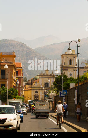 Vue sur une rue animée de Sant'Agnello, Sorrente, Riviera napolitaine, Campanie, Italie Banque D'Images