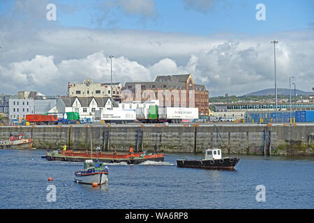 Lancement d'un port du remorquage d'un cigare par le Port de Douglas, île de Man Banque D'Images