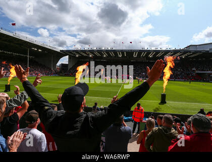 Sheffield, Royaume-Uni. 18 août 2019. Football Premier League, le club de Sheffield United contre Crystal Palace ; Sheffield United fans cheer comme les équipes entrent sur le terrain - strictement usage éditorial uniquement. Pas d'utilisation non autorisée avec l'audio, vidéo, données, listes de luminaire, club ou la Ligue de logos ou services 'live'. En ligne De-match utilisation limitée à 120 images, aucune émulation. Aucune utilisation de pari, de jeux ou d'un club ou la ligue/dvd publications. Credit : Action Plus Sport Images/Alamy Live News Banque D'Images