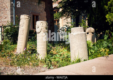 Ottoman historique pierres tombales dans un cimetière de Hamamonu, Ankara, Turquie. Banque D'Images