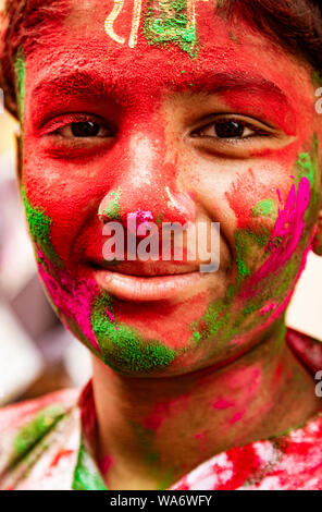 Barsana, Inde, Holi Festival, 24 févr. 2018 - garçon sourit à huis clos couvert de peinture lors du Festival Holi en Inde Banque D'Images