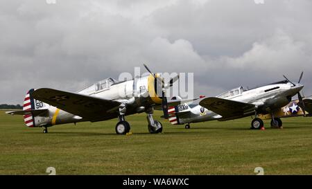 Curtiss-Wright P-36C (G-CIXJ) et Curtiss-Wright P.40C (G-CIIO) sur l'aire au Flying Legends Airshow le 14 juillet 2019 Banque D'Images