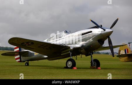 Curtiss-Wright P.40 'G-CIIO' sur l'aire à l'Flying Legends Airshow le 14 juillet 2019 Banque D'Images