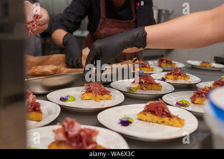 Portant un grand nombre de plaques sur la bruschetta. La cuisson sur une plaque dans un restaurant. Banque D'Images