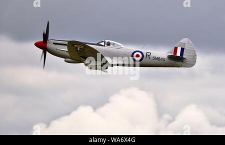 Supermarine Spitfire Mk XVIII (G-BUOS) à l'aéroporté 2019 Flying Legends Airshow à l'Imperial War Museum, Duxford Banque D'Images