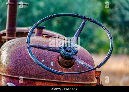 Close-up view of rusted volant sur un tracteur abandonné Banque D'Images