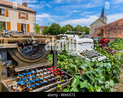 Vieilles machines à écrire sur un affichage en extérieur dans la ville de 'livre' de Montmorillon, Vienne, France. Banque D'Images