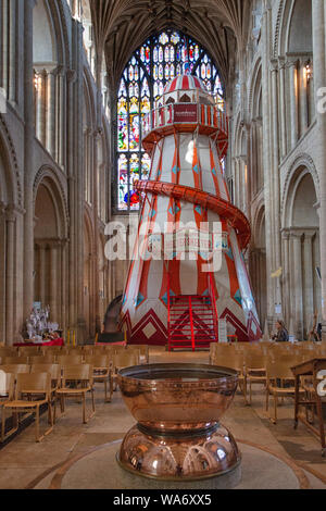 "Voir différemment'', l'helter skelter offre une nouvelle perspective à la cathédrale de Norwich et permet aux gens de se rapprocher de la cité médiévale les bossages de toit Banque D'Images