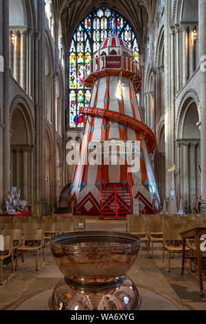 "Voir différemment'', l'helter skelter offre une nouvelle perspective à la cathédrale de Norwich et permet aux gens de se rapprocher de la cité médiévale les bossages de toit Banque D'Images