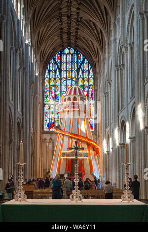 "Voir différemment'', l'helter skelter offre une nouvelle perspective à la cathédrale de Norwich et permet aux gens de se rapprocher de la cité médiévale les bossages de toit Banque D'Images