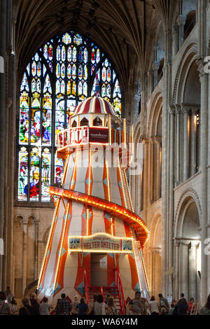 "Voir différemment'', l'helter skelter offre une nouvelle perspective à la cathédrale de Norwich et permet aux gens de se rapprocher de la cité médiévale les bossages de toit Banque D'Images