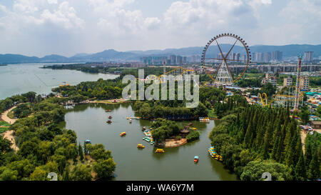 (190818) -- KUNMING, 18 août 2019 (Xinhua) -- photo aérienne prise le 17 août 2019 présente une vue de l'Daguan Park à Kunming, dans le sud-ouest de la province chinoise du Yunnan. Comme la capitale de la province du Yunnan, Kunming est non seulement un centre de transport et d'information, mais aussi un centre régional pour la vie politique, économique, culturel, éducatif, de la recherche scientifique et des services sociaux. La ville, les climats doux permettent à des fleurs fraîches et des verdures de croître tout au long de l'année, ce qui en fait un endroit agréable à visiter et à vivre. (Xinhua/Hu Chao) Banque D'Images