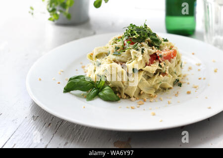 Délicieux repas végétarien, des pâtes avec des légumes. Composition horizontale. Banque D'Images