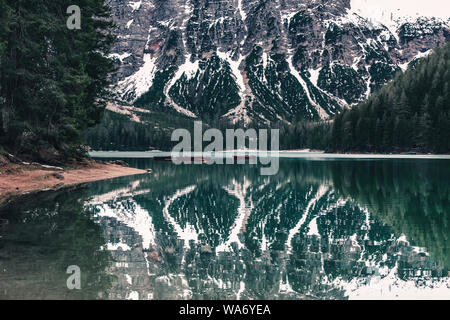 Reflet dans la Montagne Lac Braies en montagnes des Dolomites, le Tyrol du Sud, Italie. Beau lac alpin Lago di Braies en soirée Banque D'Images