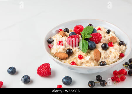 Maison saine de porridge d'avoine aux fruits rouges, de noix et de menthe. alimentation Le petit déjeuner d'un concept. close up Banque D'Images