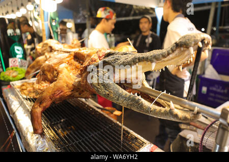 (190818) -- BANGKOK, 18 août 2019 (Xinhua) -- Photo prise le 10 août 2019 montre un crocodile rôti à l'Asiatique du marché de nuit à Bangkok, Thaïlande. (Xinhua/Zhang Keren) Banque D'Images