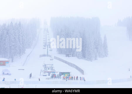 Ski Kopaonik, Serbie , pente, télésiège, pins et panorama des montagnes de brume Banque D'Images