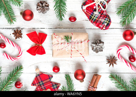 Noël ou Nouvel An historique faite de branches de sapin, décorations, des petits fruits, des bonbons, des coffrets cadeaux et des pommes de pin blanc sur la table en bois. Mise à plat. top vie Banque D'Images